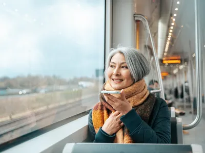 Pensionară la pensie în tren - Foto: Freepik