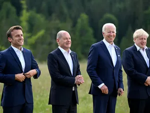 În cursul unei întâlniri la summitul G7, Boris Johnson și Emmanuel Macron au convenit că acesta este un moment critic pentru evoluţia conflictului şi că este posibil să se schimbe cursul războiului - Foto: Profimedia Images