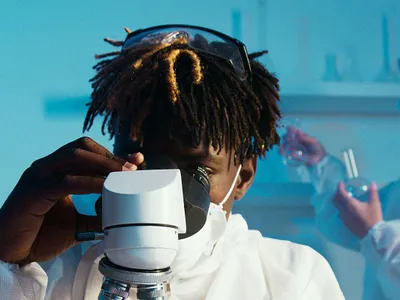 Cercetător studiind o probă de laborator - Foto: Pexels/Artem Podrez