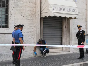 Poliția blochează accesul la locul în care poliția a tras în cauciucurile unei mașini care nu s-a oprit și a spart barierele de pe Via Paulo VI din Roma, la granița Vaticanului. Șoferul a fost arestat ulterior de către Politie - Foto: Profimedia Images