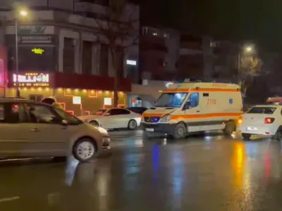 Un pieton a fost lovit de o ambulanță aflată în misiune. Traversa prin loc nepermis - Foto: RTv / imagine cu rol ilustrativ