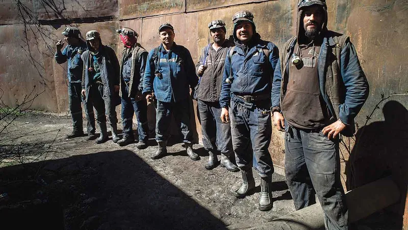 George Ștefoi, Robert Tulbura, Florin Iulian Hașu, Valer Nicolae, Vasile Suciu, Ioan Rădoi, Marius Hiciu și Robert Tulbură la sfârșitu turei, înainte de a se îndrepta spre vestiarele de la mina Vulcan