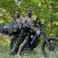 VIDEO Ucrainenii folosesc biciclete electrice modificate ca să transporte arme antitanc /Photo: Telegram via Daniel Tonkopi/Facebook