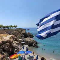 Plajele din Grecia sunt pline de turiști români/Foto: romanianjournal.com