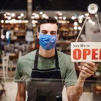 Florin Cîțu a declarat că funcționarea restaurantelor ar putea să nu mai fie legată de rata de infectare. / Foto: forbes.com