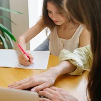 Cât de mult trebuie să se implice părinții în rezolvarea temelor copiilor - imagine cu caracter ilustrativ Foto: pexels.com