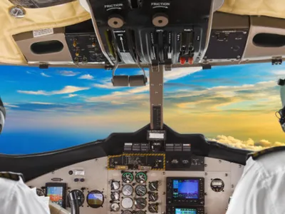 Momentul în care un pilot cere ajutor de la turnul de control din Cluj după ce copilotului, o femeie de 31 de ani, i s-a făcut rău