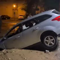 VIDEO O maşină s-a scufundat într-o groapă, în parcarea de domiciliu. Unde s-a întâmplat asta? - Foto: captură video Facebook