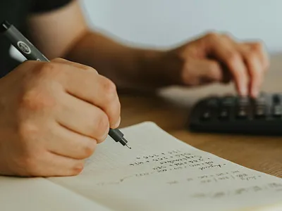Persoană făcând calcule matematice - Foto: Pexels/olia danilevich