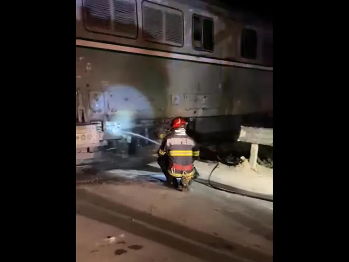 Locomotiva unui tren personal a luat foc pe ruta Oradea – Halmeu. Pasagerii s-au autoevacuat - Foto: captură video