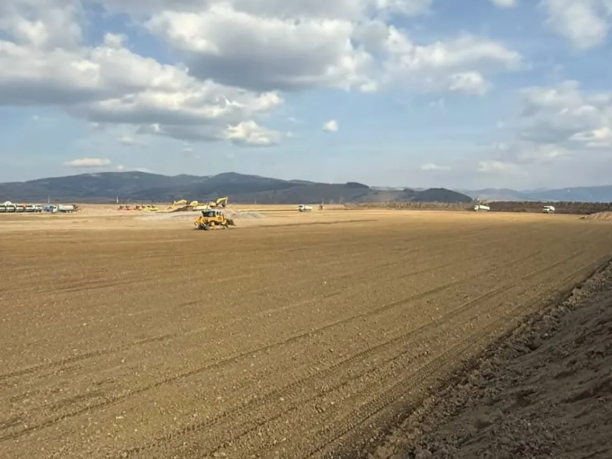 VIDEO Se mișcă lucrurile pe un prim ciot de 14 km și 821.000.000 lei al Autostrăzii A8 Sărățeni-Pipirig