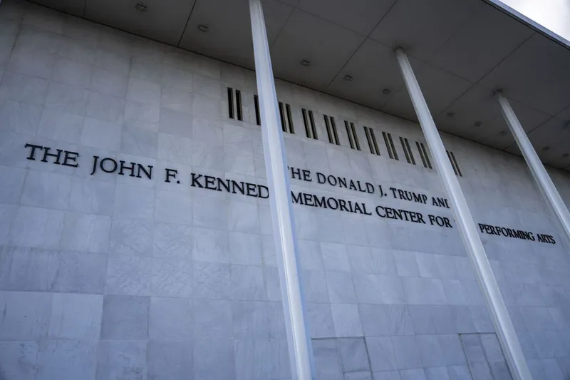 Artiștii au anulat spectacolele programate la Centrul John F. Kennedy, după ce numele lui Trump a fost adăugat - Foto: Profimedia Images