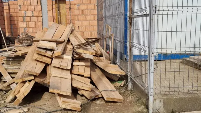 Cum și-a asigurat un constructor curent „gratis” pe șantier: A tras cablu de la pompele localității. - Foto: monitorulbt.ro