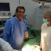 Medicul Alexandru Cezar Andriţiu, în sala de opeaţie FOTO Facebook / Cezar Alexandru