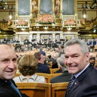 Președintele Bulgariei, Rumen Radev, împreună cu cancelarul Austriei Karl Nehammer, la concertul tradițional de Anul Nou de la Viena. Foto: Twitter/ Karl Nehammer
