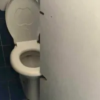 2 milioane de euro în toaletele unei școli. Ușile au fost decupate deoarece elevii nu intrau în ele Foto: Turnul Sfatului