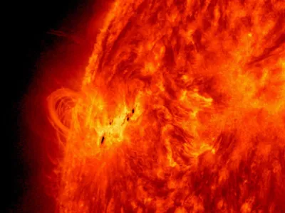 O furtună geomagnetică a ajuns pe Pământ mai devreme decât preconizau specialiștii. Ce fenomene sunt așteptate în următoarele zile