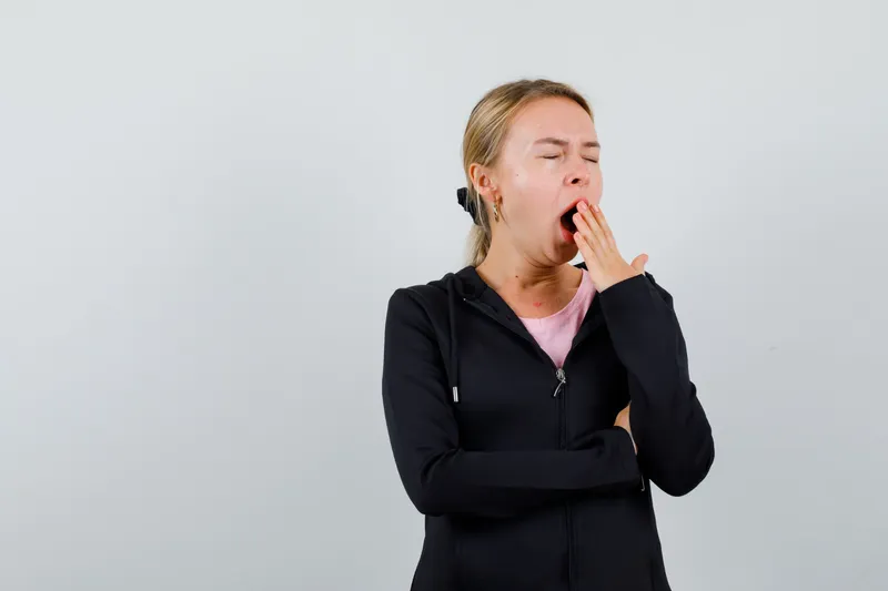 Femeie care cască - Foto: Freepik (Imagine cu rol ilustrativ)