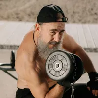 Bărbat în etate lucrând cu gantera de 5 kg - Foto: Pexels/cottonbro studio