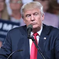 Donald Trump vorbind cu susținătorii la un miting de campanie la Veterans Memorial Coliseum de la Arizona State Fairgrounds din Phoenix, Arizona, 18 iunie 2016. - Foto: Wikimedia/Gage Skidmore/CC BY-SA 2.0