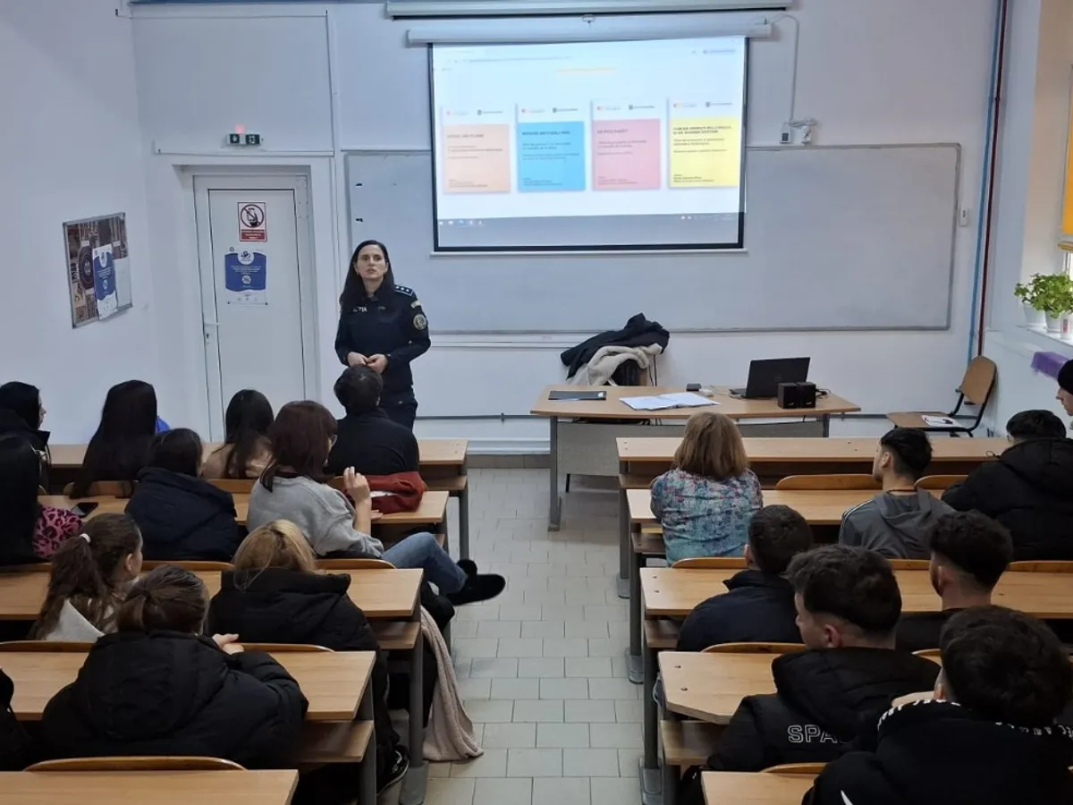 Elevi la o activitate a polițiștilor pentru prevenirea violenței în școli - Foto: Poliția Română