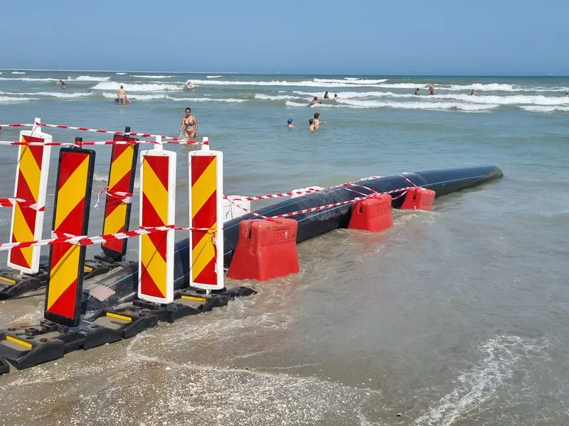 Mizeria de pe străzile din Năvodari, deversată în Marea Neagră printr-o țeavă montată de Primărie - Foto: Facebook / Garda Naţională de Mediu