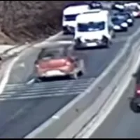 Un șofer român merge pe Dealul Negru ca în „Anglea”, pe stânga. Nu înțelege ce se întâmplă - Foto: captură video
