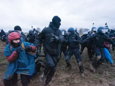 De patru zile, poliţia acţionează pentru a elibera Lutzerath astfel încât localitatea să poată fi demolată pentru a face loc extinderii unei mine de cărbune. / Foto: Profimedia