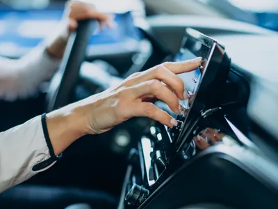 Folosești Android Auto în mașină? Aplicația ascunde mai multe aplicații de care Google nu vrea să afli - Foto: magnific.com (Imagine cu rol ilustrativ)