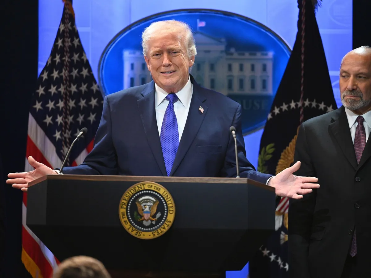 Agenții FBi implicați în ancheta dosarelor secrete găsite la Mar-a-Lago, concediați. Șeful FBI, fan Trump