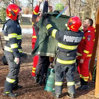 Cum au salvat pompierii un micuț blocat în leagăn și ce au făcut ca să nu râdă ceilalți copii de el Foto: Fcaebook ISU Satu Mare