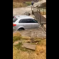 Un tânăr din Prahova și-a făcut Audi-ul barcă. A fost luat de viitură și a dărâmat o pasarelă. / Foto: captura video, Facebook
