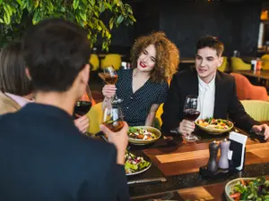 Motivele halucinante pentru care un restaurant te taxează în plus. Meniul are termeni și condiții - Foto: Freepik (rol ilustrativ)