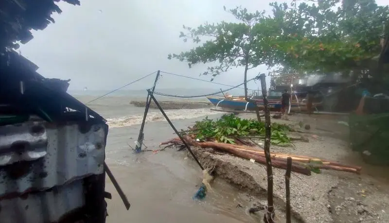 Taifunul Conson face prăpăd în Filipine: 18 pescari dispăruţi şi 2.000 de persoane izolate. / Foto: agerpres.ro