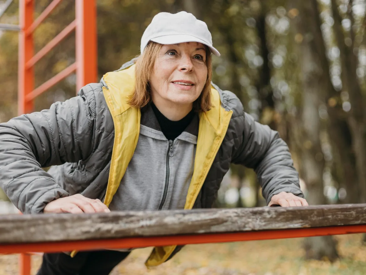 Pensionar aflat la pensie muncește - Foto: Freepik