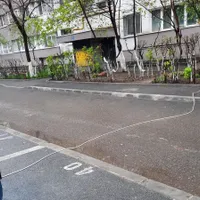 Mașină electrică încărcată cu prelungitorul tras de la etaj, peste stradă. - Foto: Facebook/Florin Marin