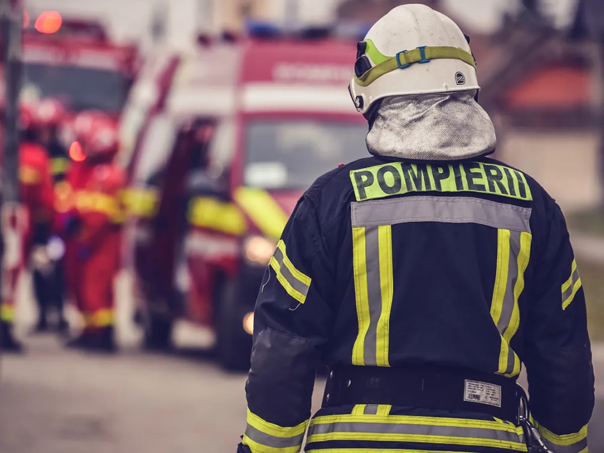 Incendiu puternic într-o hală de reciclare a deşeurilor plastice din Mureș. A fost emis mesaj RO-Alert