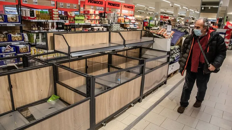 VIDEO Morcovi, zahăr, conserve, ținute sub „lacăt” în magazinele rusești. Furtul, la ordinea zilei / WSJ