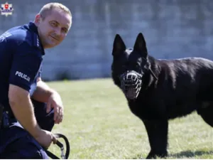 Aceasta se numește prietenie adevărată. Un polițist s-a pensionat odată cu câinele său de serviciu Foto: fakt.pl