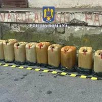 Bărbați prins în flagrant în timp ce furau bidoane cu motorină din vagoanele unui tren de marfă - Foto: Politia romana