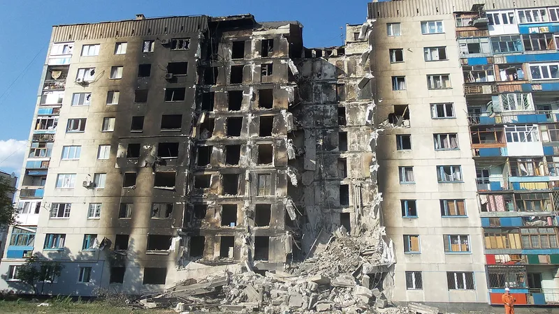 Bloc lovit de o rachetă rusească. / Foto: hungarianfreepress.com