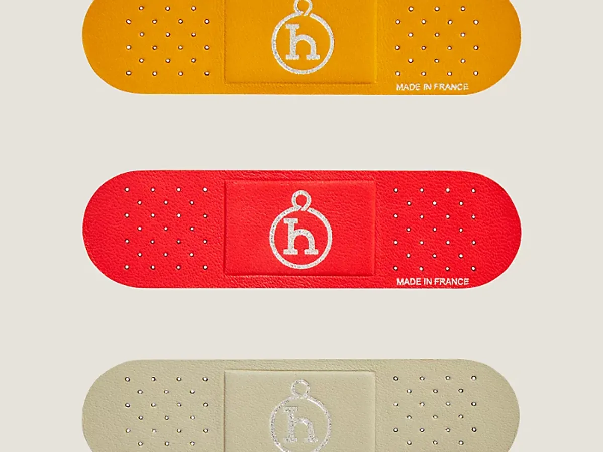 „Plasturi” de lux pentru 200 de euro? Hermès este ridiculizat pentru noile apariții din piele de miel