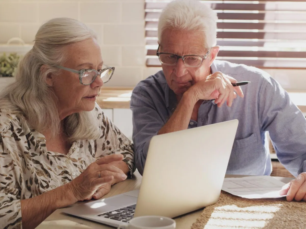 Pensionari cu documente - Foto: Freepik