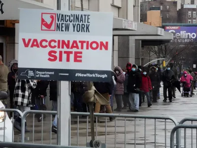 Primarul New York-ului impune vaccinarea anti-COVID obligatorie pentru tot sectorul privat. / Foto: amny.com