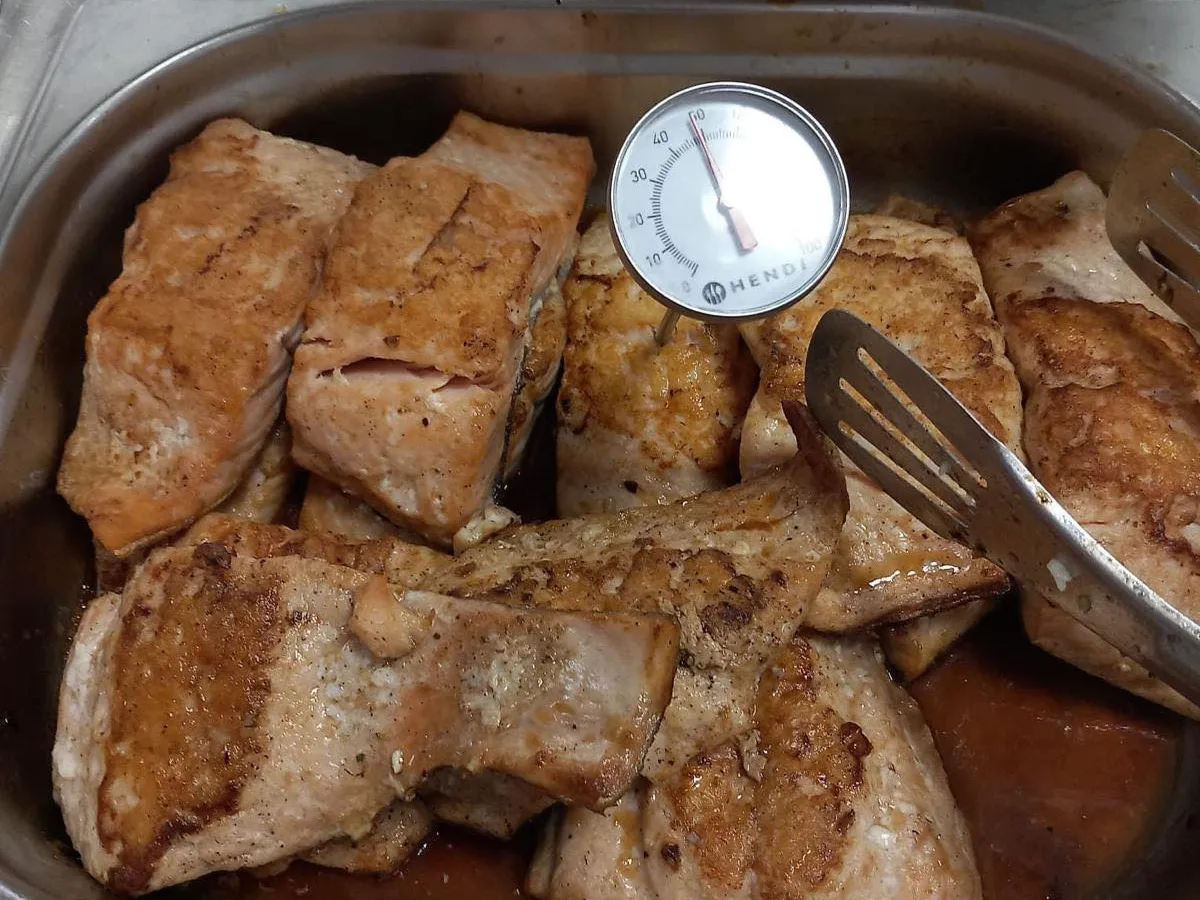 Carne mucegaită și produse expirate pe rafturi! Descoperire șoc în controale naționale ale ANPC