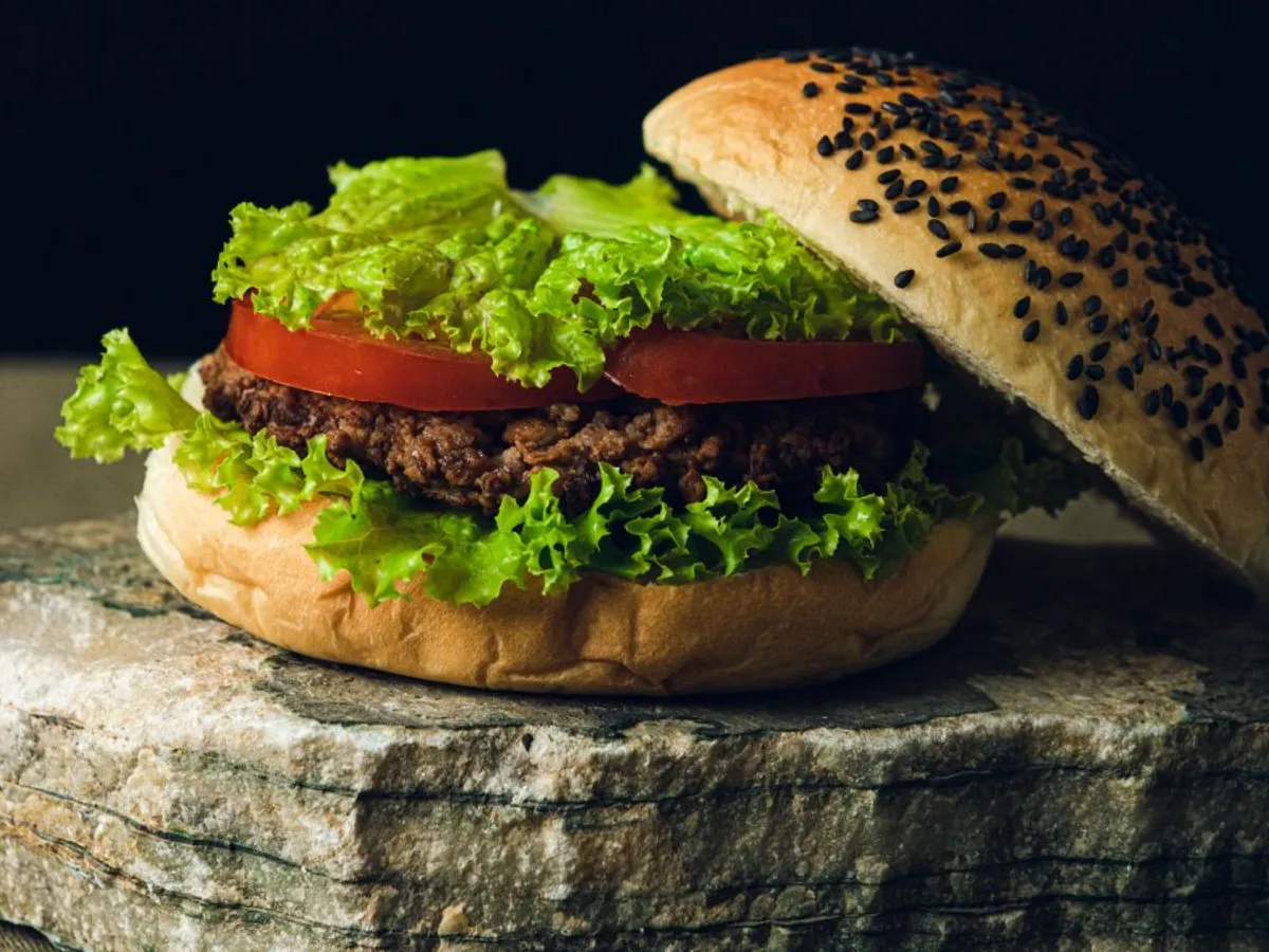 Burger cu salată verde - Foto: Pexels/Yuan Cao
