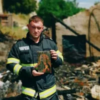 Obiectul care a rămas neatins de foc după ce o casă a fost cuprinsă de flăcări. Ce a urmat? - Foto: ISU Bistrita