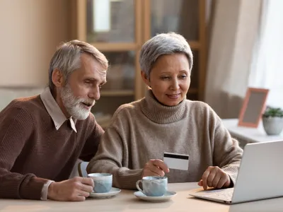 Se fac plățile restante la pensie în mai. Ce bani se virează în conturile pensionarilor în 4 zile? Foto: Freepik (fotografie cu caracter ilustrativ)