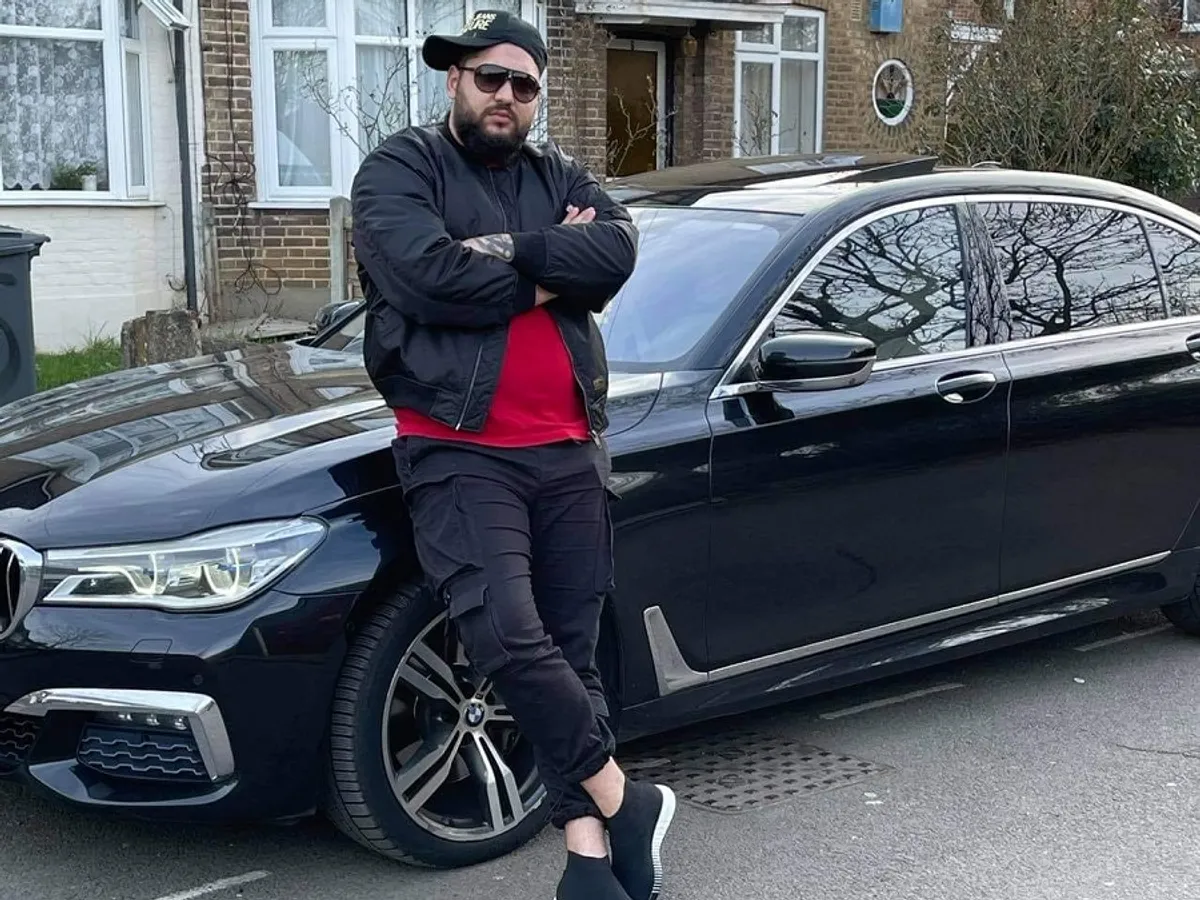 nterlopul Vandam a fugărit un rival cu toporul, pe stradă Foto: Facebook