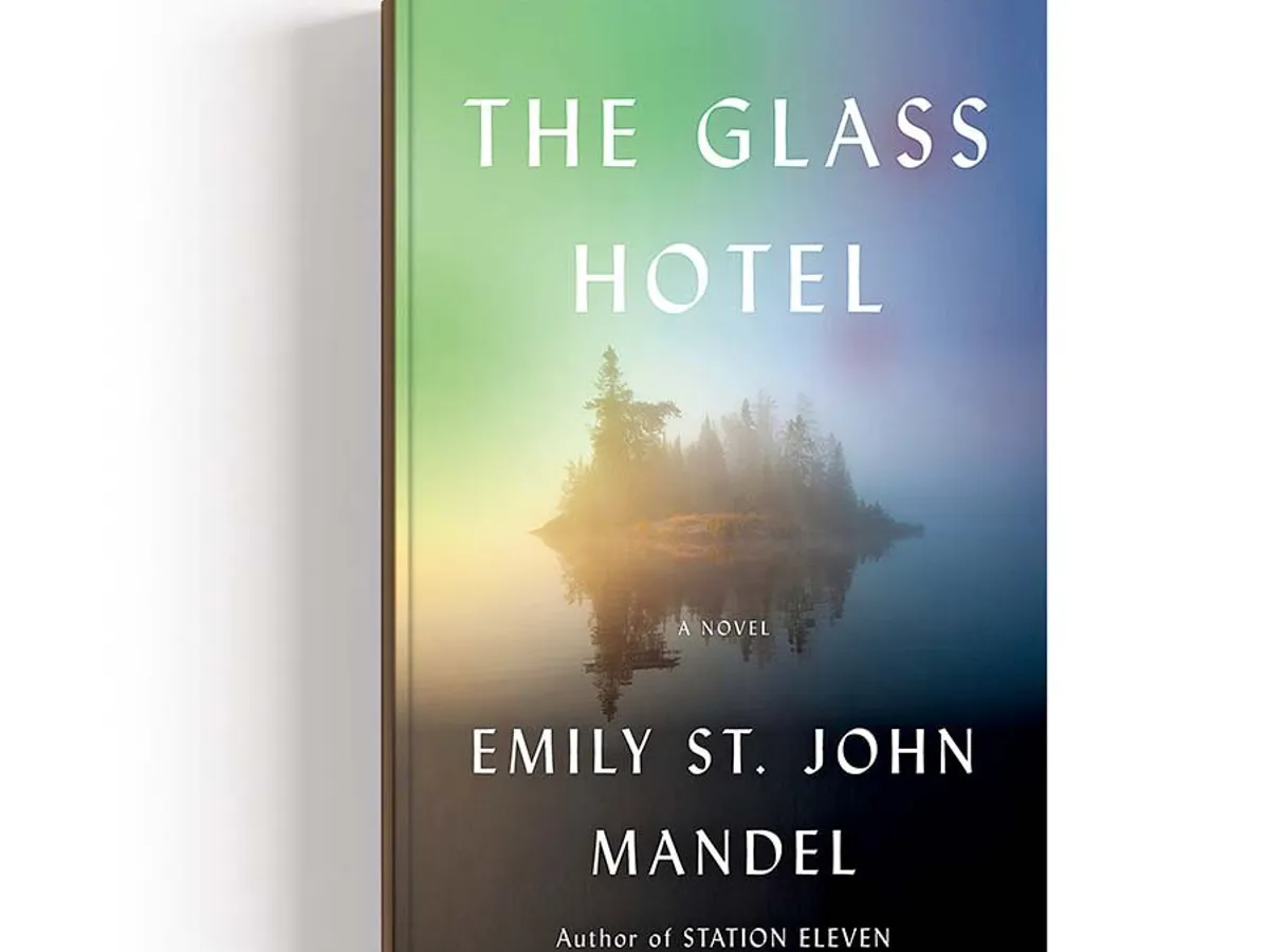 The Glass Hotel/ Hotelul de sticlă, de Emily St. John Mandel